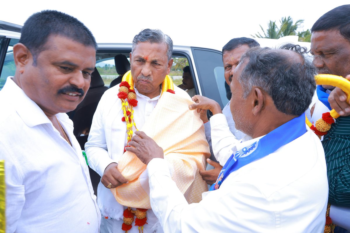 KHMuniyappaklr's tweet photo. ಇಂದು ಅರಸೀಕೆರೆಗೆ ಆಗಮಿಸಿದ ಹಿನ್ನೆಲೆಯಲ್ಲಿ ಅಧಿಕಾರಿಗಳು ಹಾಗೂ ಸಮಾಜದ ಮುಖಂಡರು ಆತ್ಮೀಯವಾಗಿ ಸ್ವಾಗತಿಸಿದರು.

#KHMuniyappa #Arasikere #Karnataka https://t.co/Bggf1zGTao