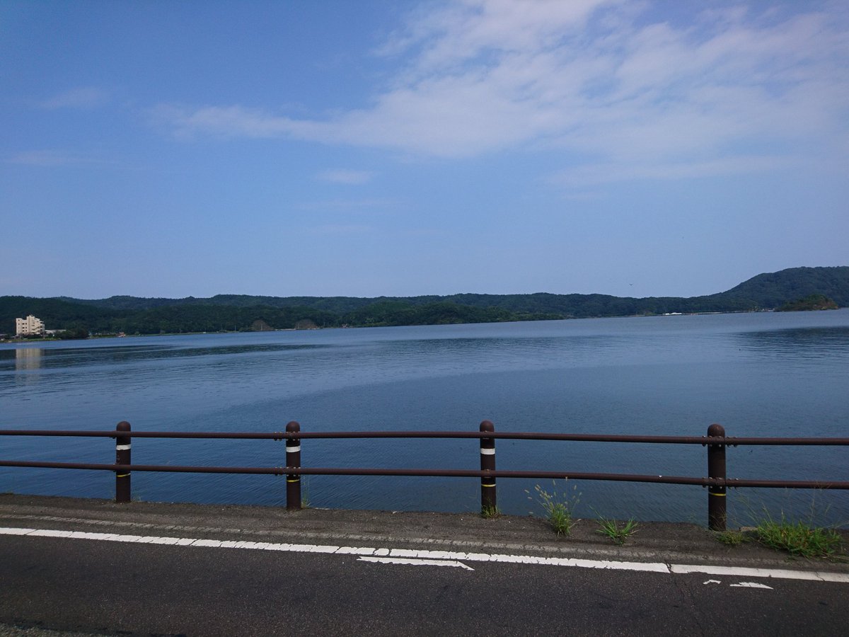 buri_sava's tweet photo. 第38回鳥取さわやか車いす＆湖山池マラソン大会、スポーツの楽しさを共有し合う伝統の大会で、運営も参加者も支え合う空気がよかったです。無惨な走りでも、湖山池は美しく、また鳥取に来られたので十分。大会を支えて下さった皆様（感動請負人さんも！）、ありがとうございました！（42分台でした） https://t.co/ZNasFGPqCo