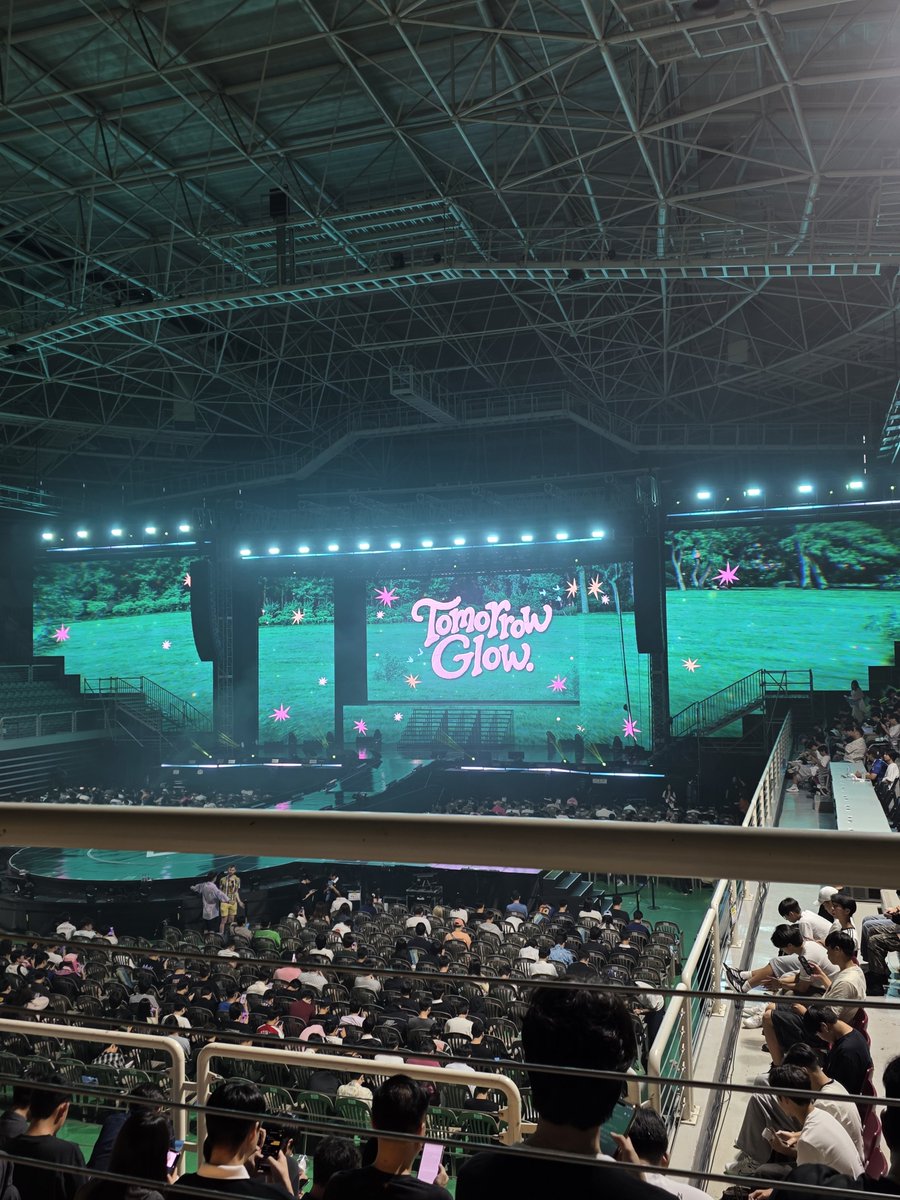 obam22166's tweet photo. 입덕하고 첫 콘서트였는데도 정말 즐겁게 보낼 수 있었어요! 
매번 영상으로만 보다가 직접 눈으로 보니 너무 행복했네요😊
그리고 플로버분들과 친해져서 이런저런 이야기도 나눴네요 ㅎㅎ
프로미스나인과 플로버분들, 좋은 추억 만들어주셔서 감사해요!
플포포!🍀
#TOMORROW_GLOW_함께라서_더_빛나 https://t.co/YHNE25Iu85