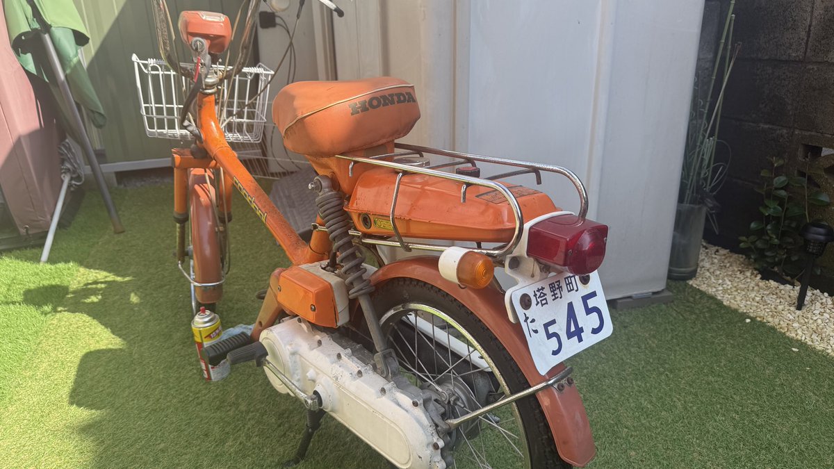 EbisukeCafe's tweet photo. 我が家のもう一台　ロードパル　初期型　1976年式　劇車として25年前に購入
エンジンは掛かる。予備タイヤもある。
モトコンポと同時に再整備開始　暑かったからねー今年���　いつまで所有できるのだろう。
当時の劇場用のナンバーが付いている。
架空の街　

#モトコンポ　#ロードパル　#昭和　#旧車 https://t.co/zm9SiQGVkI