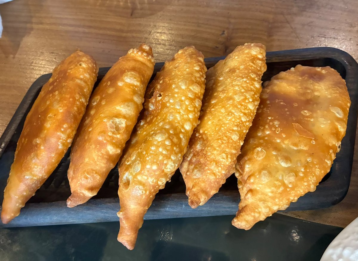 ENinternatio's tweet photo. ロシア東部、モンゴルとの国境近くにあるブリヤート共和国

ブリヤートには、独自の食文化があります。
「ボーズ」は肉入りの蒸し餃子、「ホーショール」は肉入りの揚げパイ、「ボーウィ」は伝統的な揚げ菓子です。

ロシアには地域ごとの食文化があります。

#ブリヤート料理 #ロシア料理 #ロシア https://t.co/iYMKnRZn8X