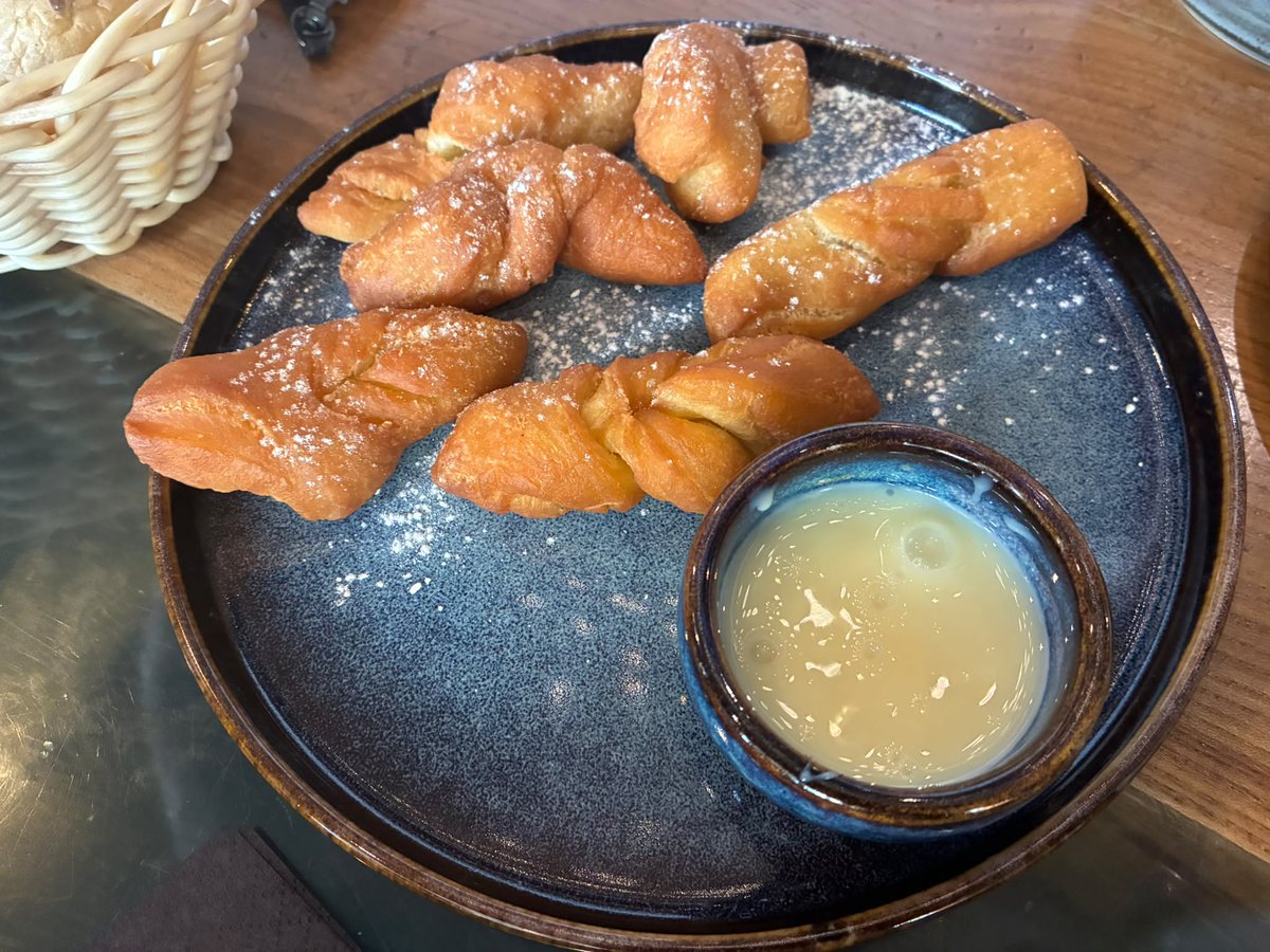 ENinternatio's tweet photo. ロシア東部、モンゴルとの国境近くにあるブリヤート共和国

ブリヤートには、独自の食文化があります。
「ボーズ」は肉入りの蒸し餃子、「ホーショール」は肉入りの揚げパイ、「ボーウィ」は伝統的な揚げ菓子です。

ロシアには地域ごとの食文化があります。

#ブリヤート料理 #ロシア料理 #ロシア https://t.co/iYMKnRZn8X