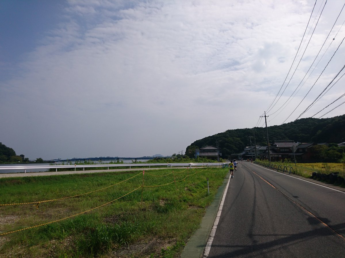 buri_sava's tweet photo. 第38回鳥取さわやか車いす＆湖山池マラソン大会、スポーツの楽しさを共有し合う伝統の大会で、運営も参加者も支え合う空気がよかったです。無惨な走りでも、湖山池は美しく、また鳥取に来られたので十分。大会を支えて下さった皆様（感動請負人さんも！）、ありがとうございました！（42分台でした） https://t.co/ZNasFGPqCo