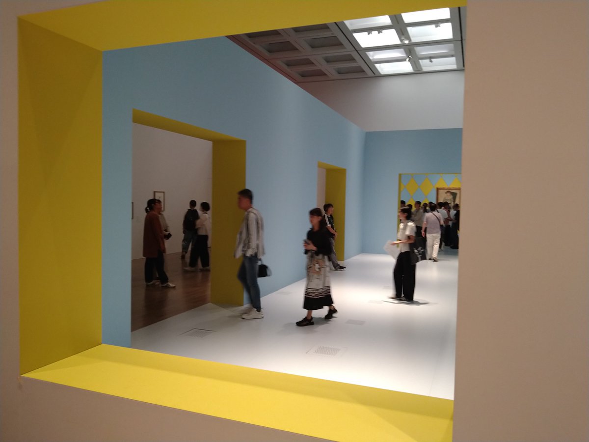 tashusala's tweet photo. 国立新美術館にて「ピカソmeetsポール・スミス」を見てきました。
ピカソの絵が調和するような遊び���溢れる空間が広がります。
美術館は絵を見せるところという常識を覆されました。
枠を取り払ってこそ芸術なんだとしたら、これぞまさにって感じです。 https://t.co/FAm86M0kMc