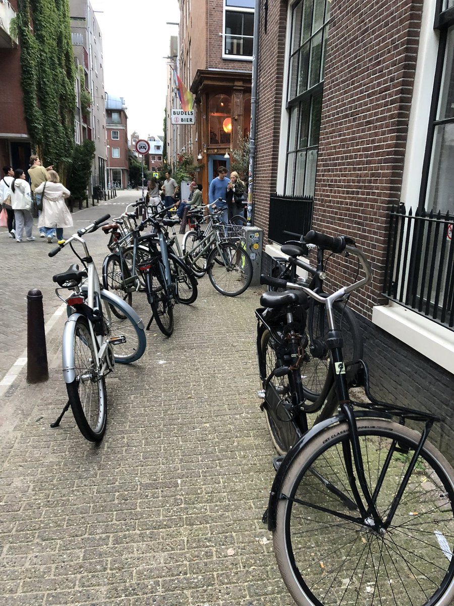 MonicaKeyzer's tweet photo. 🚲🚲🚲

Fietsen wildparkeren op de stoep, ik kan er niet door. 

#TypischAmsterdam Eerste Boomdwarsstraat - Amsterdam.

#cafe #RdeRosa #EenBordIsNietGenoeg #asociaal #fietsparkeren #stoepstalling #debuurvrouw https://t.co/Cr6MwsMKwf