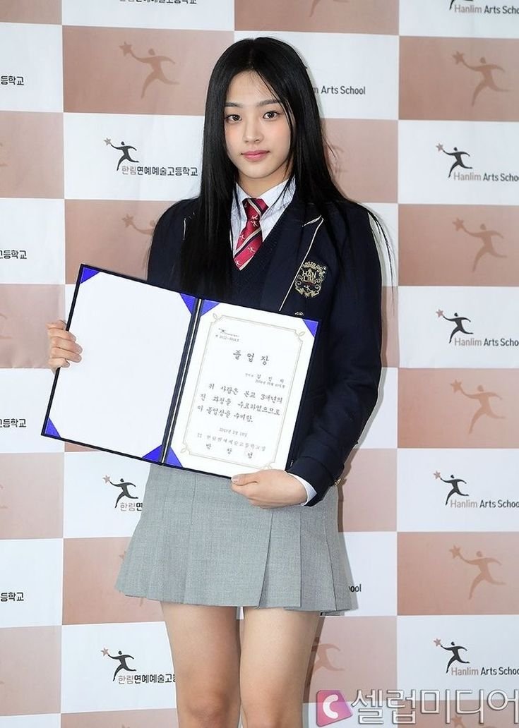 Bernice_Base's tweet photo. During her trainee days, Source Music asked Minji to drop out of high school to focus on her training. This meant she had to get ready and go to school as early as 6 a.m., waiting at the entrance until the doors opened so the managers wouldn't stop her from attending classes.

Her mother stated in a 2024 article:

"Ahead of her high school entrance, I even heard absurd claims that it would be better for her not to attend a regular high school because it would be difficult to balance it with practice." 'Minji, who found Source Music's training methods difficult, reportedly considered going to school her only joy'. (Extracted from an article on Naver published on July 24, 2024). 

Furthermore, the agency gave her training schedules that were truly unfair for a girl her age, forcing her to walk home alone at 2 a.m. Although her parents wanted to intervene, Minji asked them not to and decided to continue pursuing her dream of debuting.

In addition, a former classmate of Minji's stated in an August 2024 article on Nate Pan how Minji defended her from bullies when they were in sixth grade. The girl recounted how some of her classmates harassed her after an incident in which she fainted and had to be taken to the hospital in an ambulance, leading several boys to label her as sickly and weak.

She even recounted how a classmate once stole her wallet from the bleachers during gym class and refused to return it until Minji approached her and asked why she wouldn't give it back if it wasn't hers. This prompted the classmate to return the wallet, and Minji even made her apologize to the other girl.

Minji is a kind, noble-hearted, and good-hearted girl. She's simply a girl with a dream she's fought for with all her might, a girl who just wanted to go to school, play with her classmates, learn, and one day become a singer. And to this day, she remains that girl who loves her teddy bear and loves to sing. 🧸💙