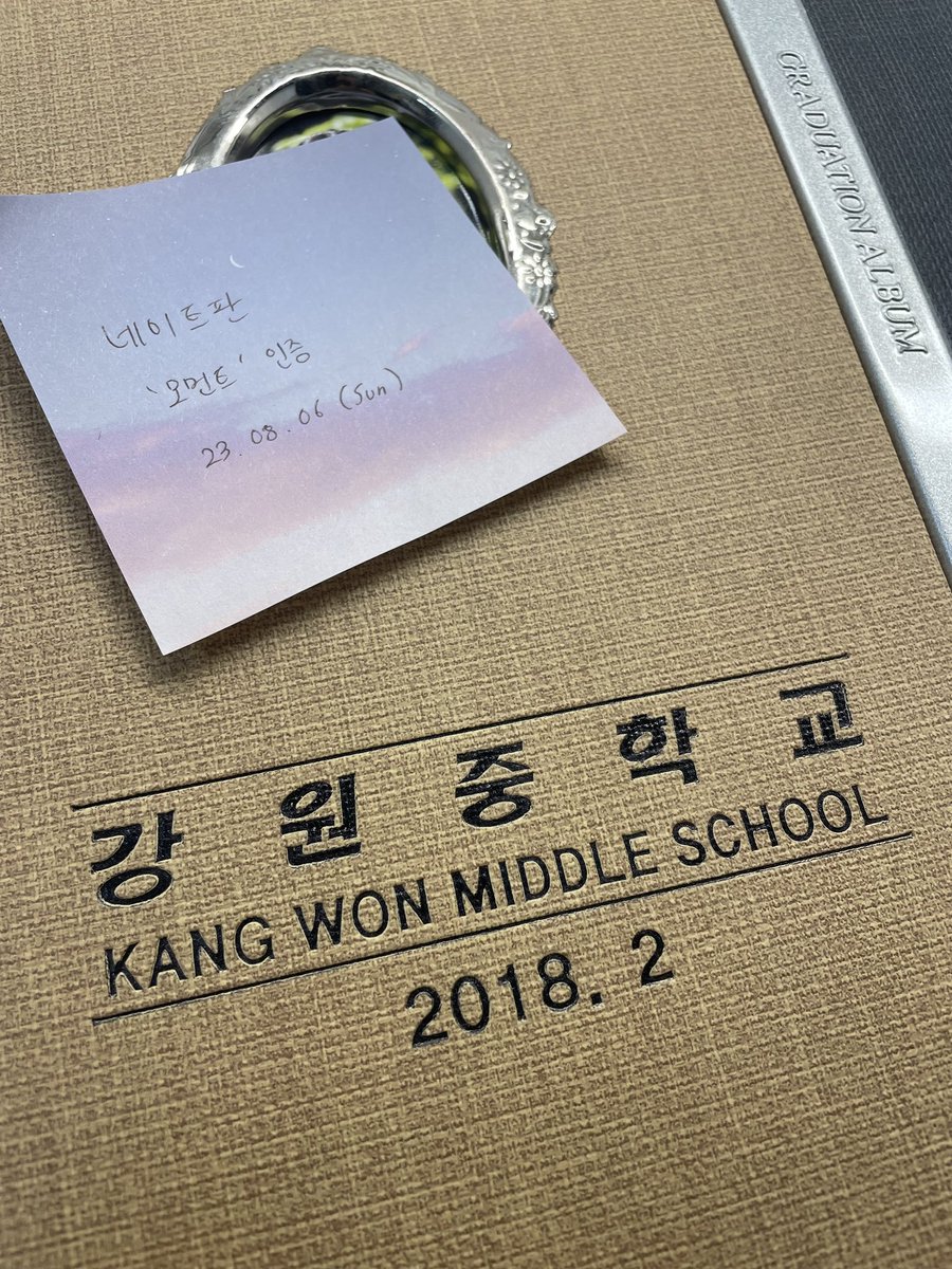 Bernice_Base's tweet photo. During her trainee days, Source Music asked Minji to drop out of high school to focus on her training. This meant she had to get ready and go to school as early as 6 a.m., waiting at the entrance until the doors opened so the managers wouldn't stop her from attending classes.

Her mother stated in a 2024 article:

"Ahead of her high school entrance, I even heard absurd claims that it would be better for her not to attend a regular high school because it would be difficult to balance it with practice." 'Minji, who found Source Music's training methods difficult, reportedly considered going to school her only joy'. (Extracted from an article on Naver published on July 24, 2024). 

Furthermore, the agency gave her training schedules that were truly unfair for a girl her age, forcing her to walk home alone at 2 a.m. Although her parents wanted to intervene, Minji asked them not to and decided to continue pursuing her dream of debuting.

In addition, a former classmate of Minji's stated in an August 2024 article on Nate Pan how Minji defended her from bullies when they were in sixth grade. The girl recounted how some of her classmates harassed her after an incident in which she fainted and had to be taken to the hospital in an ambulance, leading several boys to label her as sickly and weak.

She even recounted how a classmate once stole her wallet from the bleachers during gym class and refused to return it until Minji approached her and asked why she wouldn't give it back if it wasn't hers. This prompted the classmate to return the wallet, and Minji even made her apologize to the other girl.

Minji is a kind, noble-hearted, and good-hearted girl. She's simply a girl with a dream she's fought for with all her might, a girl who just wanted to go to school, play with her classmates, learn, and one day become a singer. And to this day, she remains that girl who loves her teddy bear and loves to sing. 🧸💙