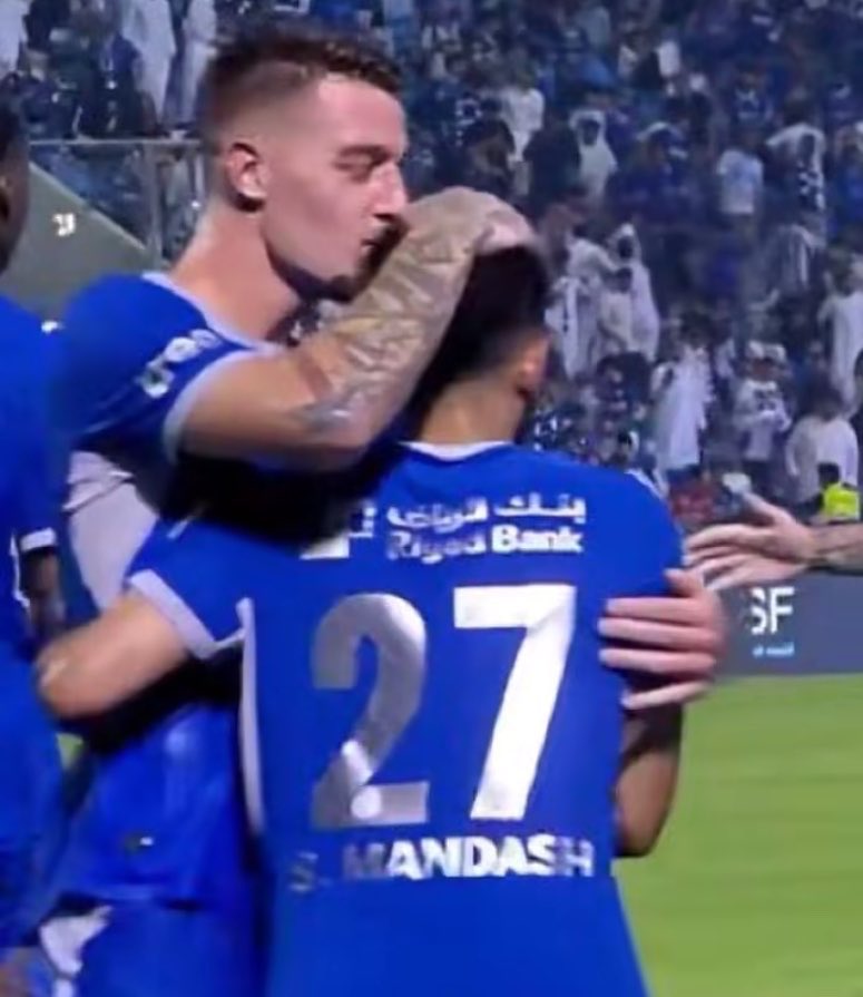 iFalcon10's tweet photo. يطلب من نيفيز يتجاهل الجمهور
يطلب من المدرب يلعب بالشكل الهجومي
يدعم اللاعبين ويحفز اللاعبين الجدد

بعيد عن مستواه وامكانياته لكنه قائد حقيقي شخصية وحب سافيتش للهلال تدرس 💙 https://t.co/Ux7mQepeOX