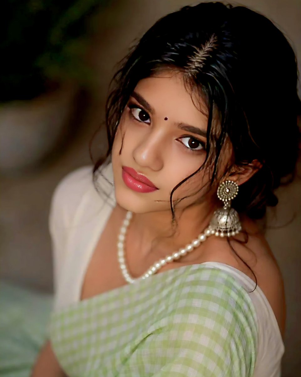 _maya_mohini's tweet photo. Turned around just to catch you staring 👀 https://t.co/0QCbuya7DE