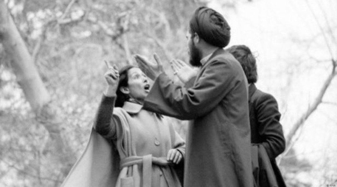 HeikeSpecht's tweet photo. Die Frauen im Iran standen in der ersten Reihe gegen den Schah.
Zum Dank wurden sie nach Khomeinis Rückkehr zu Bürgern 2. Klasse gemacht.
Die Revolution frass ihre Töchter.

Erreichtes kann verloren gehen. Die Geschichte der Iranerinnen sollte uns eine Warnung sein.
#Nichtmituns https://t.co/AbB2qkjgTO