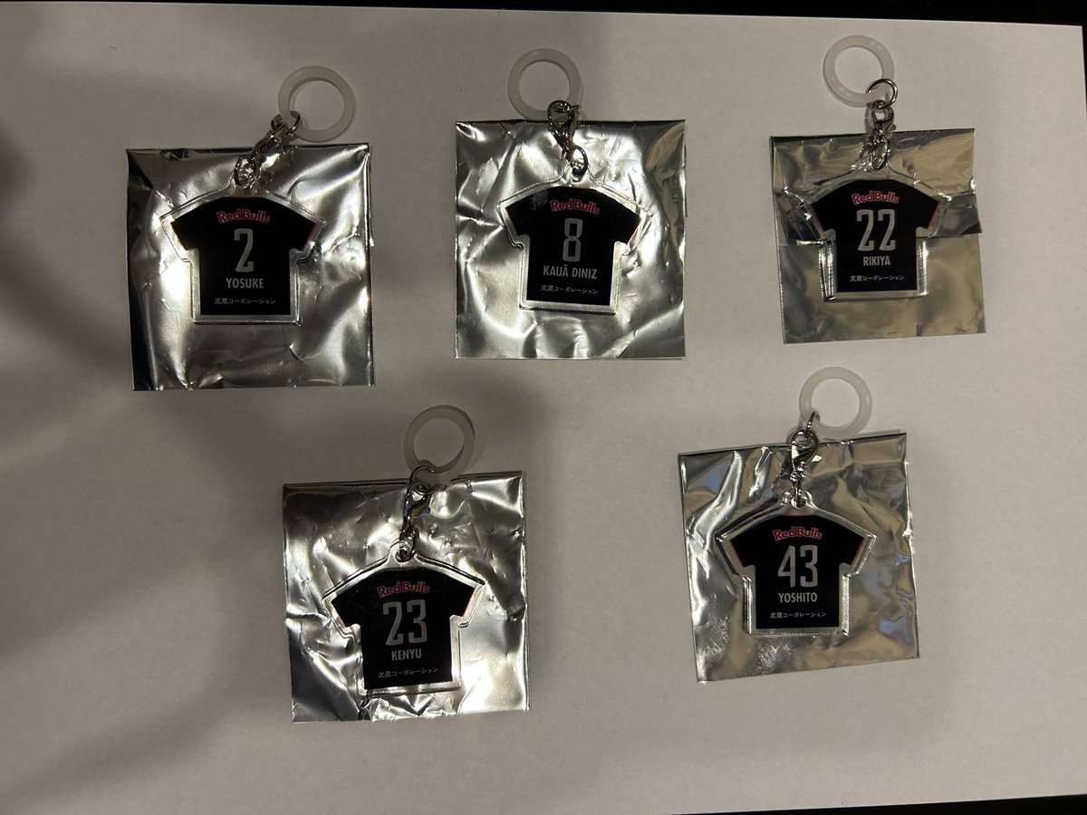 chon_ota_rb's tweet photo. 交換or定価購入
ラバーキーホルダー
譲　1.2.11×2.13.14.23.27.37
求　18.21.44

アンブレラチャーム
譲　2.8.22.23.43
求　18.21.44

写真入り缶バッチ
譲　3.40.49.88(49袋なし🙇‍♀️)
求　18.21.44

ユニ型缶バッチ
譲　19.40
求　18.21.44

14泉柊椰タオル(1回使用&amp;洗濯)
2000円お譲り可
DMください🙇‍♀️ https://t.co/z0s3I61QIc