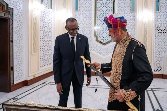 Igiheniki2025's tweet photo. Nabonye iyi foto ya Kagame muri Oman bamuha impano y'#Inkota, nibuka iyo Noble #Marara yavuzeko yarazwe n'ababyeyi kuko yishe abahutu.
Ese iyo #Kagame yahawe yo isobanuye iki? https://t.co/mTODPIhX3C