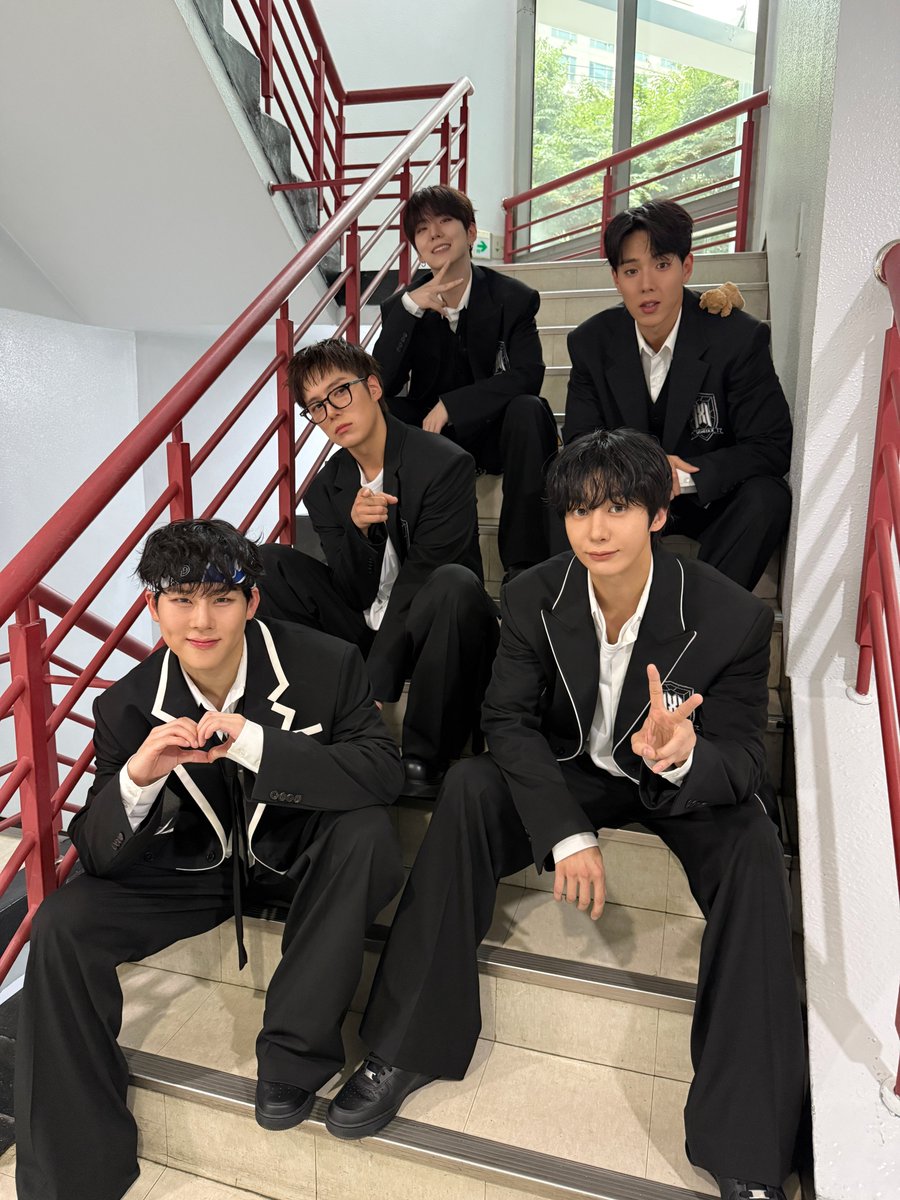 OfficialMONSTAX's tweet photo. [📸]
260913 SBS #인기가요

#MONSTAX #몬스타엑스
#ThePhase #MAGIC https://t.co/27VP8YSwaP