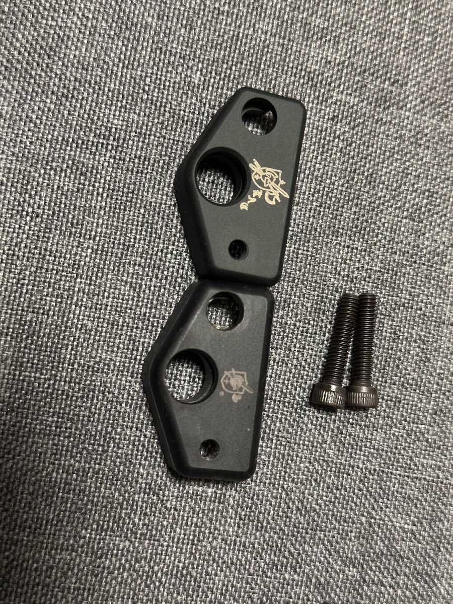 41Proteinase's tweet photo. オクでレプリカ（？）として売られてたKACのスリングスイベルマウント（P/N 98722）が実物にしか見えなかったので落札

うちにあった後期型とはアルマイトの色合いとか異なるけど、やっぱ実物だよなぁ？ https://t.co/Fl2EoeMqku