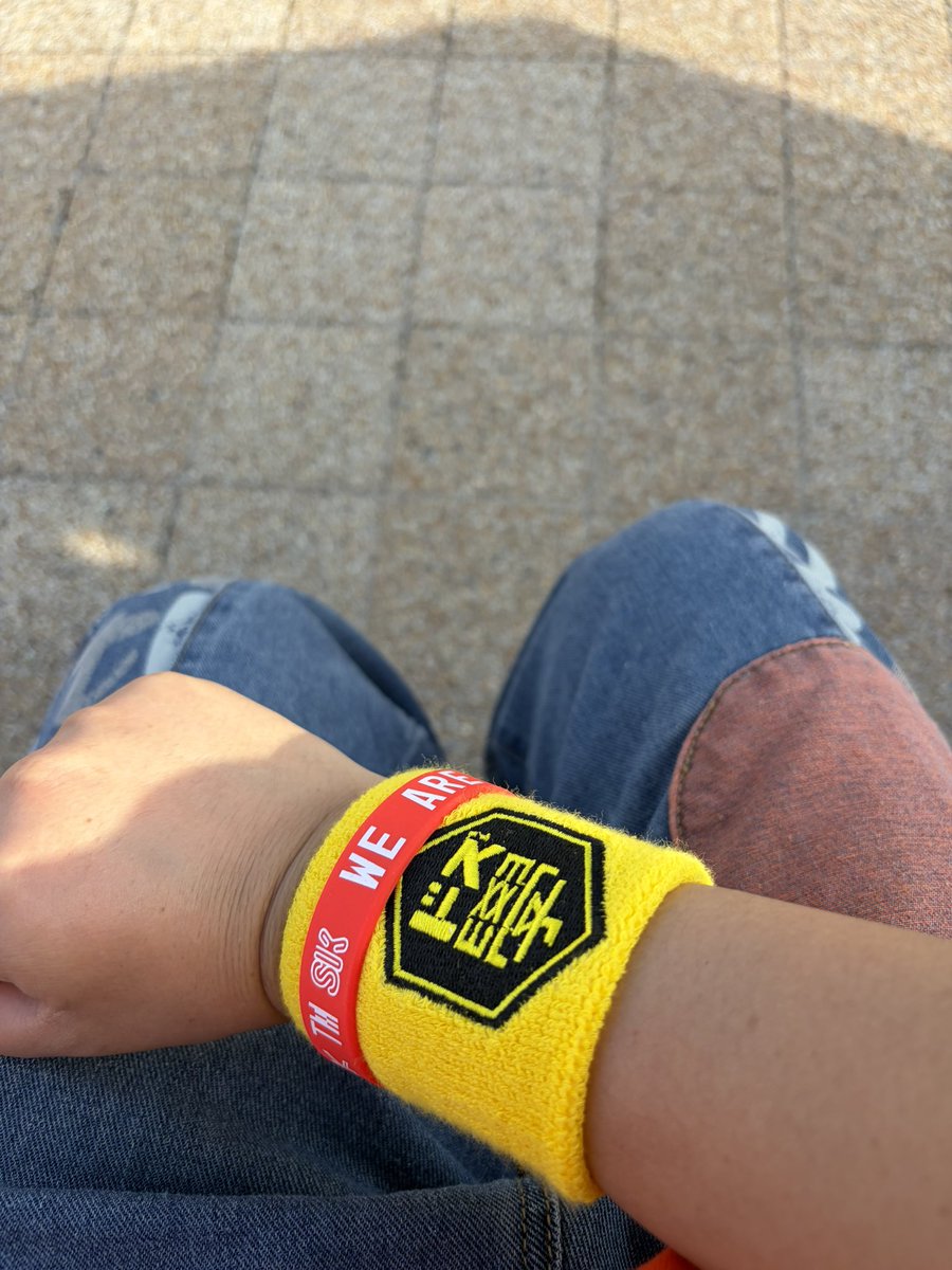 Tgms1220Msd74's tweet photo. 昨日のくじで当たったリスバン
担当カラー同じだから
今日もつけてきた〜(*´罒`*)

#ぶっとびな祭くじ 
#ドズ學リストバンド 
#NEWSkmk https://t.co/VJdfpoboZI