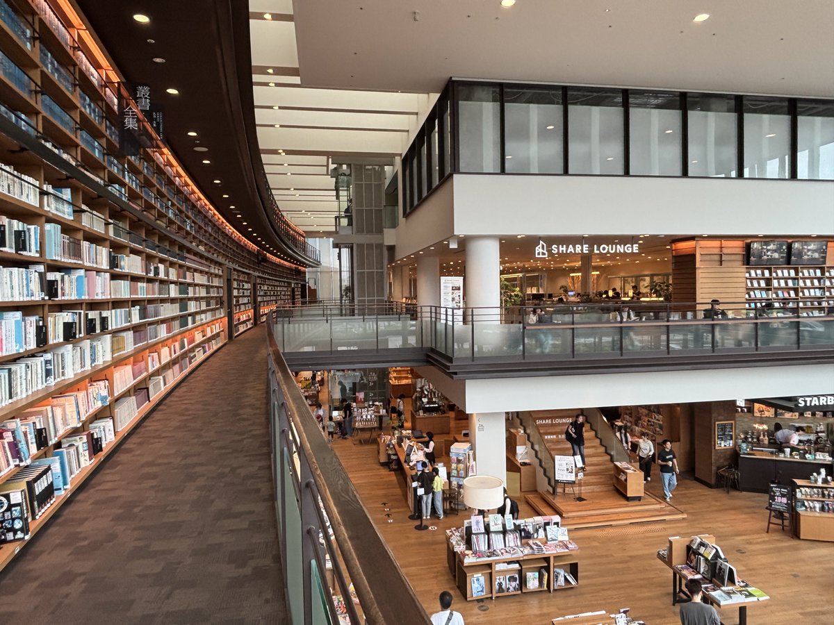 nisinnotamago's tweet photo. なんだこの図書館…気持ちいい… https://t.co/GqEqUCCtCp