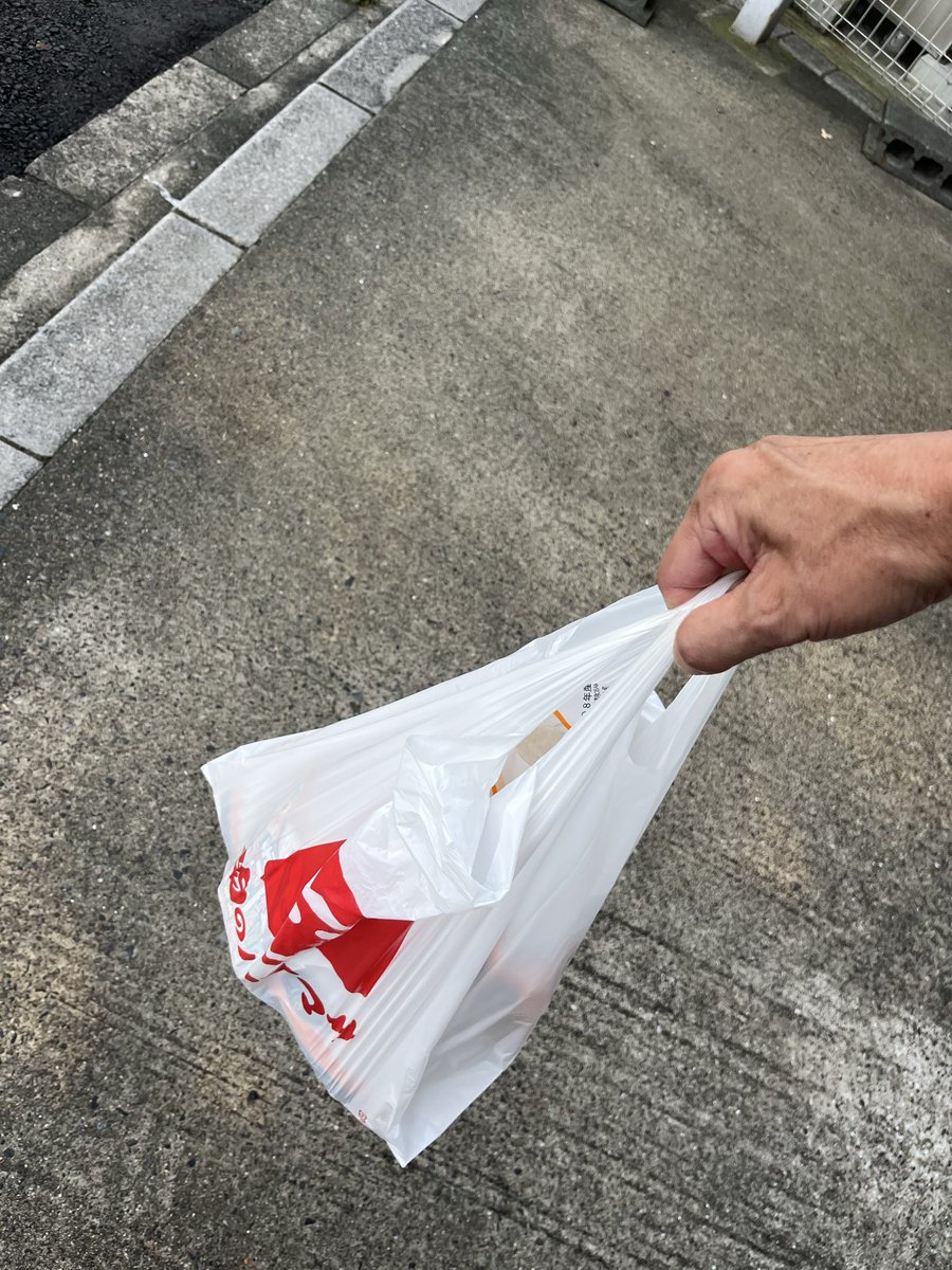 nsmrtor's tweet photo. ロマバカ　ナゲッツ終わって天気も良いから渋谷くらいまで歩いてたら途中で新米安売り見つけて買ってしまったよ
まだ代々木公演手前だよ https://t.co/zMfzBhYZZI