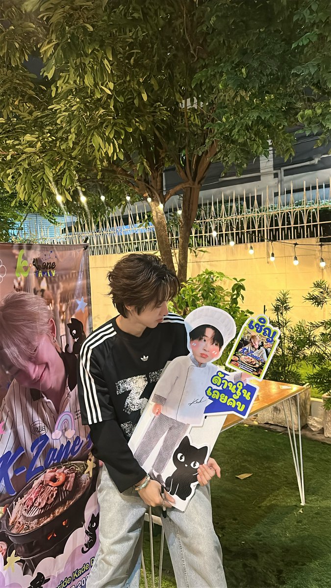 kadetanapon's tweet photo. อาจจะยาวหน่อยนะ 🙏🏻

เป็น Pre-birthday ที่พิเศษม๊ากกอีก 1 ครั้งสำหรับเขตต์ ได้เจอทุกคนทั้งช่วงเช้าและช่วงค่ำเลย

ขอบคุณทุกคนที่มาทำบุญด้วยกันในช่วงเช้า รวมถึงทุกคนที่ตั้งใจมาหา ถึงแม้จะลงทะเบียนหมูกระทะไม่ทัน ก็ยังมาใช้เวลาทำบุญด้วยกันนะครับ 🤍

และขอบคุณทุกคนที่ลงทะเบียนทันในรอบหมูกระทะ ขอบคุณที่มานั่งกินข้าว พูดคุย หัวเราะ และสร้างความทรงจำดี ๆ ด้วยกันนะครับ มีแอบร้องเพลงนิดหน่อยด้วยก็รู้สึกอยากร้องอะร้องได้มั้ยล้ะ แต่ปีหน้าจะฝึกร้องดีๆเตรียมไว้ละ สัญญา รอบนี้คือตื่นเต้นเกินคนเยอะอะ อยากร้องให้ได้เหมือนตอนตัวเองอยู่ในห้องน้ำ !!! 😤

ไม่ว่าจะได้เจอกันในช่วงไหนก็ขอบคุณที่สละเวลาเดินทางมาหากันนะ งื้อออออ

รวมถึงทีมหน้าจอทีมทางบ้านด้วยนะเข้าใจความคนเรามีหลายอย่างที่ต้องรับผิดชอบ มีหลายสิ่งที่ต้องทำ แต่ก็ยังส่งกำลังใจผ่านโลกออนไลน์มา 💨 

อีกหนึ่งสิ่งที่เขตต์อยากขอบคุณมาก ๆ คือทีมบ้านและแอดมินทุกคน ขอบคุณที่ช่วยกันจัดแจง เตรียมงาน และทุ่มเทแรงกายแรงใจกันจนทำให้ทั้งสองช่วงเวลาเกิดขึ้นได้อย่างราบรื่นนะครับ 🥹❤️ ขอบคุณที่คอยดูแลทุกอย่างและตั้งใจทำสิ่งดี ๆ ให้เกิดขึ้นเพื่อพวกเราทุกคน เขตต์เห็นและรับรู้ถึงความตั้งใจของทุกคนจริง ๆ ใน

และก็แฟนๆเพื่อนๆน้องๆพี่ๆจากต่างประเทศ บางคนถึงขั้นบินมาหาเขตต์เลย ขอบคุณมาก ๆ นะครับ 🥹✈️❤️ เขตต์รู้ว่าการเดินทางมาหากันไม่ใช่เรื่องง่ายเลย และซาบซึ้งกับความตั้งใจฟังภาษาไทยของทุกคนมากจริงๆ
คือพยายามเข้าใจกันมาก5555  เขตต์เองก็จะพยายามสื่อสารภาษาอังกฤษและภาษาอื่นๆให้ได้มากขึ้นนะ 🙋🏻‍♂️

Thank you for traveling all the way to see me. I truly appreciate every single one of you. ❤️
I’m so happy that we got to spend this special time together. I hope you had as much fun as I did. 🥹🫶🏻

ขอบคุณที่ทำให้วันที่เคยเป็นวันธรรมดาของเขตต์กลายเป็นวันที่พิเศษมากๆ แบบนี้นะครับ 🎂❤️

รักและขอบคุณทุกคนมากๆ ครับ 🫶🏻 28.

#MakeMeritWithKade
#GrillChillBesideKade