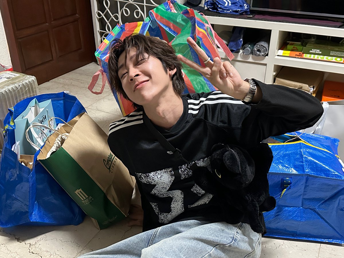 kadetanapon's tweet photo. อาจจะยาวหน่อยนะ 🙏🏻

เป็น Pre-birthday ที่พิเศษม๊ากกอีก 1 ครั้งสำหรับเขตต์ ได้เจอทุกคนทั้งช่วงเช้าและช่วงค่ำเลย

ขอบคุณทุกคนที่มาทำบุญด้วยกันในช่วงเช้า รวมถึงทุกคนที่ตั้งใจมาหา ถึงแม้จะลงทะเบียนหมูกระทะไม่ทัน ก็ยังมาใช้เวลาทำบุญด้วยกันนะครับ 🤍

และขอบคุณทุกคนที่ลงทะเบียนทันในรอบหมูกระทะ ขอบคุณที่มานั่งกินข้าว พูดคุย หัวเราะ และสร้างความทรงจำดี ๆ ด้วยกันนะครับ มีแอบร้องเพลงนิดหน่อยด้วยก็รู้สึกอยากร้องอะร้องได้มั้ยล้ะ แต่ปีหน้าจะฝึกร้องดีๆเตรียมไว้ละ สัญญา รอบนี้คือตื่นเต้นเกินคนเยอะอะ อยากร้องให้ได้เหมือนตอนตัวเองอยู่ในห้องน้ำ !!! 😤

ไม่ว่าจะได้เจอกันในช่วงไหนก็ขอบคุณที่สละเวลาเดินทางมาหากันนะ งื้อออออ

รวมถึงทีมหน้าจอทีมทางบ้านด้วยนะเข้าใจความคนเรามีหลายอย่างที่ต้องรับผิดชอบ มีหลายสิ่งที่ต้องทำ แต่ก็ยังส่งกำลังใจผ่านโลกออนไลน์มา 💨 

อีกหนึ่งสิ่งที่เขตต์อยากขอบคุณมาก ๆ คือทีมบ้านและแอดมินทุกคน ขอบคุณที่ช่วยกันจัดแจง เตรียมงาน และทุ่มเทแรงกายแรงใจกันจนทำให้ทั้งสองช่วงเวลาเกิดขึ้นได้อย่างราบรื่นนะครับ 🥹❤️ ขอบคุณที่คอยดูแลทุกอย่างและตั้งใจทำสิ่งดี ๆ ให้เกิดขึ้นเพื่อพวกเราทุกคน เขตต์เห็นและรับรู้ถึงความตั้งใจของทุกคนจริง ๆ ใน

และก็แฟนๆเพื่อนๆน้องๆพี่ๆจากต่างประเทศ บางคนถึงขั้นบินมาหาเขตต์เลย ขอบคุณมาก ๆ นะครับ 🥹✈️❤️ เขตต์รู้ว่าการเดินทางมาหากันไม่ใช่เรื่องง่ายเลย และซาบซึ้งกับความตั้งใจฟังภาษาไทยของทุกคนมากจริงๆ
คือพยายามเข้าใจกันมาก5555  เขตต์เองก็จะพยายามสื่อสารภาษาอังกฤษและภาษาอื่นๆให้ได้มากขึ้นนะ 🙋🏻‍♂️

Thank you for traveling all the way to see me. I truly appreciate every single one of you. ❤️
I’m so happy that we got to spend this special time together. I hope you had as much fun as I did. 🥹🫶🏻

ขอบคุณที่ทำให้วันที่เคยเป็นวันธรรมดาของเขตต์กลายเป็นวันที่พิเศษมากๆ แบบนี้นะครับ 🎂❤️

รักและขอบคุณทุกคนมากๆ ครับ 🫶🏻 28.

#MakeMeritWithKade
#GrillChillBesideKade