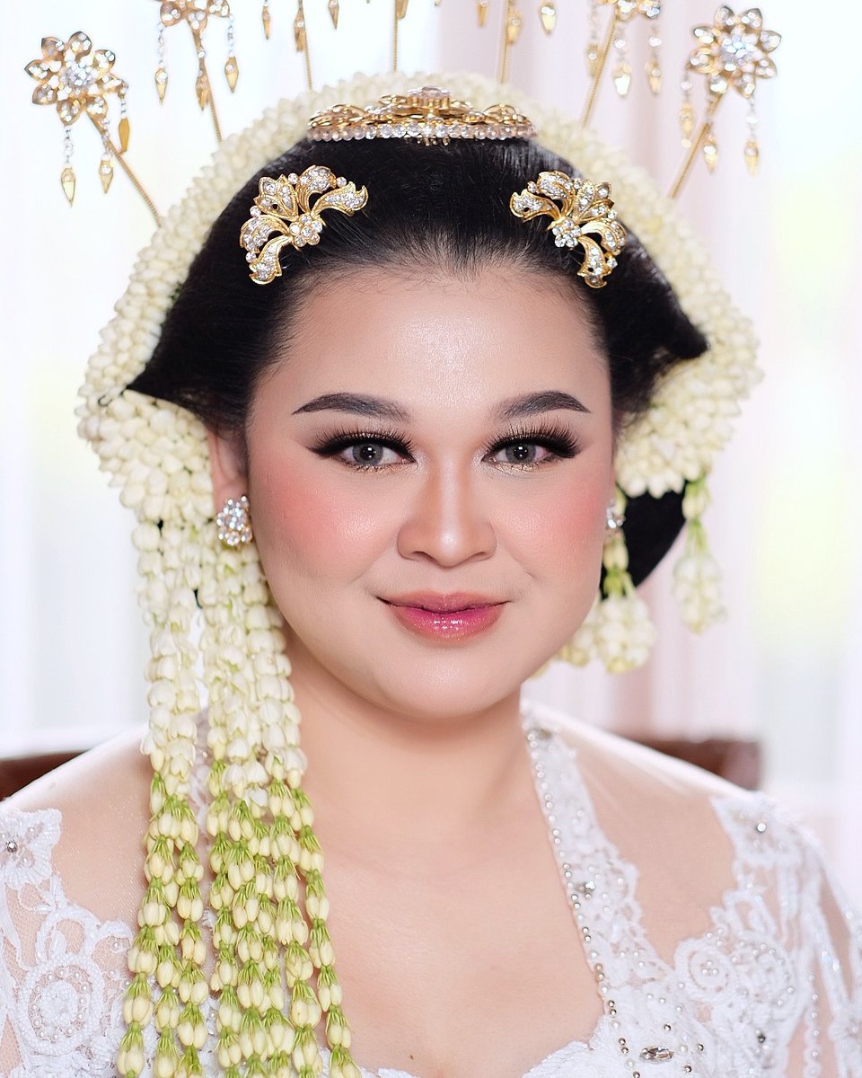 Rodrydg's tweet photo. Akad @meyl. devy ✨
Hairstylist @ellydhias
Attire &amp; Acc @milakebayagaun2
Wo @ever. moreid
Fg @anomali. pictures
Mc @fadharis_alif
Band @breakcoustic
Venue @purnamahotelbatu.. https://t.co/hLNJat7LIW