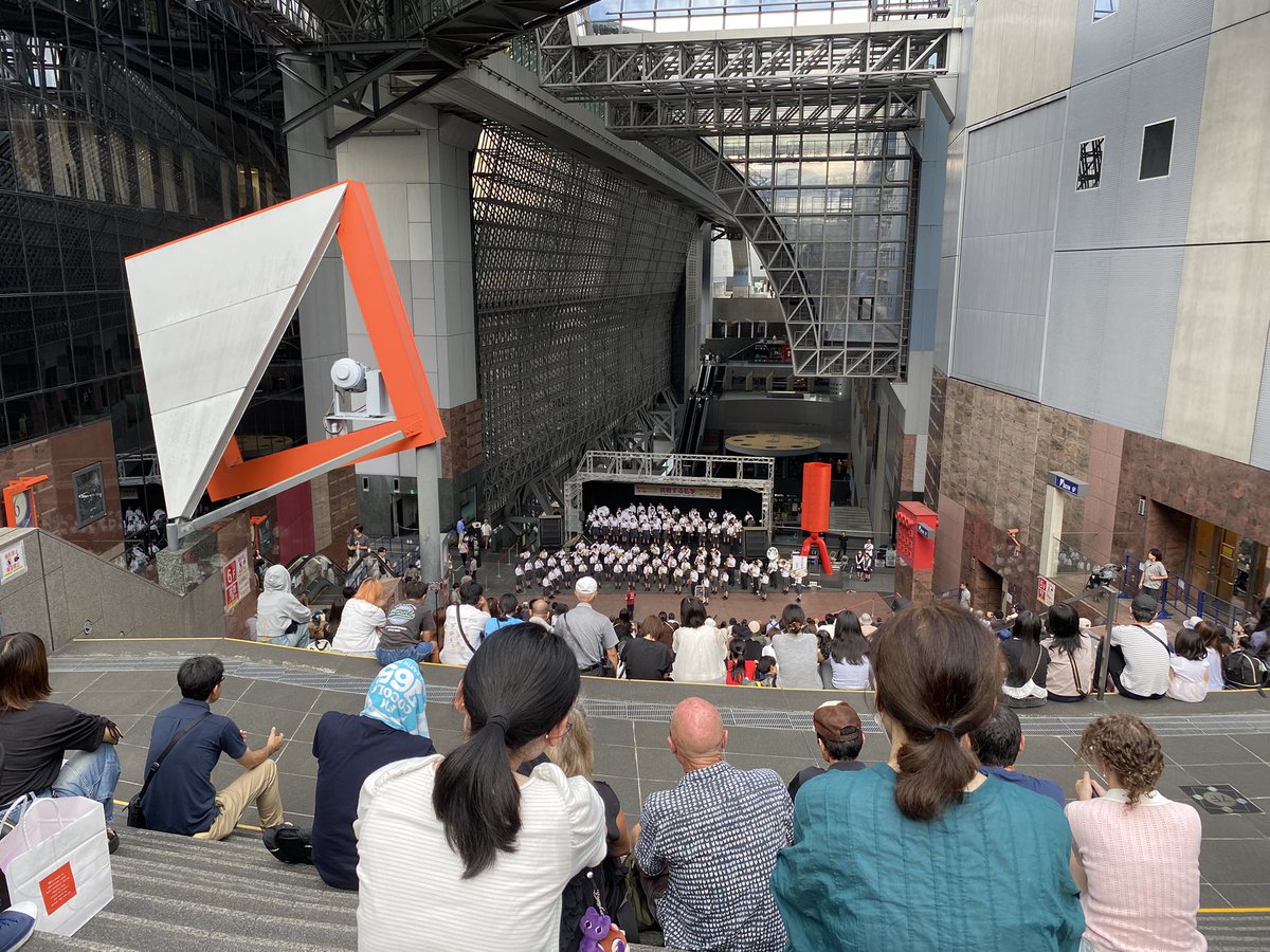 Kyo_Nabe's tweet photo. ユーフォ見た帰りに寄った京都駅で吹奏楽コンサートやってるのは流石にズルいだろ https://t.co/S2EZcpUfGq