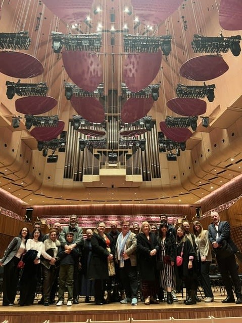 ylLdzZ's tweet photo. 🎶 An unforgettable night at the Sydney Opera House 🎻
Anywhere Travel Founder Barbara Whitten alongside Rocio Fernandez and Andrew Bannister from Emirates hosted key partners from Webuild S. p. A., our Sydney BNI network and other VIP guests for https://t.co/3licC7gxWw