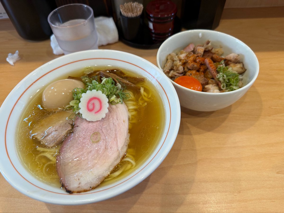 Mr_arrival888's tweet photo. ひさまつ軒　カニ滑り込みに間に合わなかったけど、塩美味いから問題なし‼︎
塩スープ完飲するまでレンゲが止まらん

出る時もこの列キープしてるけど、このくらいなら、回転率とても早いので並んでも苦では無い。
他食べに行くより並んだ方が早い目安ね https://t.co/DHXXT2MlkH