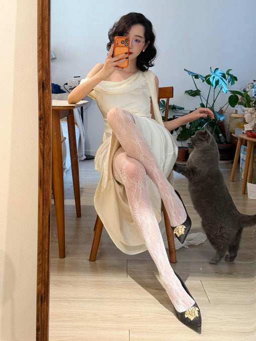 Y_Bussra's tweet photo. 作为老师，平时总是要穿得端庄。难得的周日先露出一点小细节，也算是给自己的一点小奖励.....

这条丝袜，就是今晚的小小私心，不算犯规吧🫣 https://t.co/cjkqINyxv3