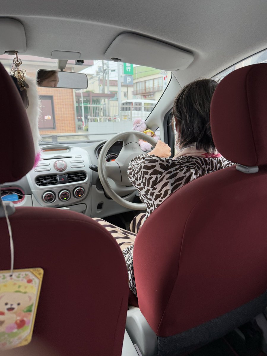 mayacowatabe2's tweet photo. 駅近くをぶらぶら歩いてたら韓国人の友達とたまたま遭遇✨
立ち話からカフェへ☕️
楽しかった〜♪ちょっと韓国語覚えた！
カムサハムニダ！トマル〜！ https://t.co/7RlwV0vved