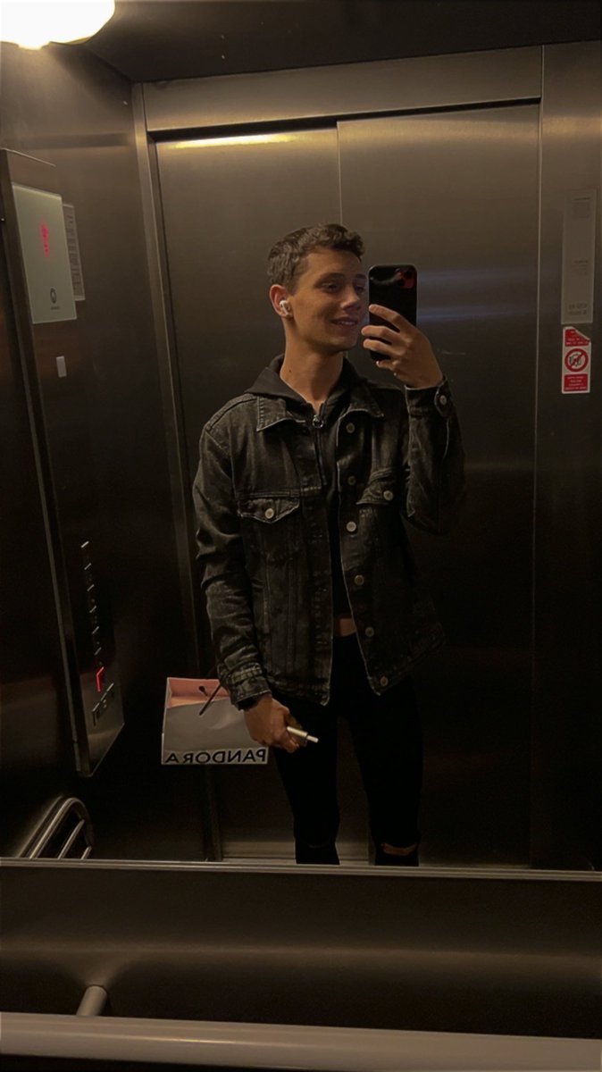 NilsLarsen_OF's tweet photo. One elevator ride, two different moods.
Which version are you taking home? 😏

#NilsLarsen #Twink #MirrorSelfie https://t.co/Nj54bEBOWA