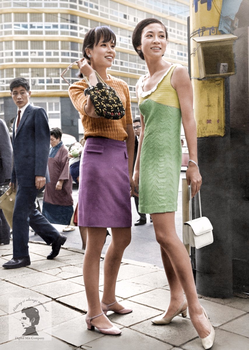 DigitalMixComp's tweet photo. 【昭和４２年】日本橋・柳屋ビルディング付近
1967年・週刊文春-街のファッションより
※過去作ですみません。 https://t.co/wuI4cpLz5G