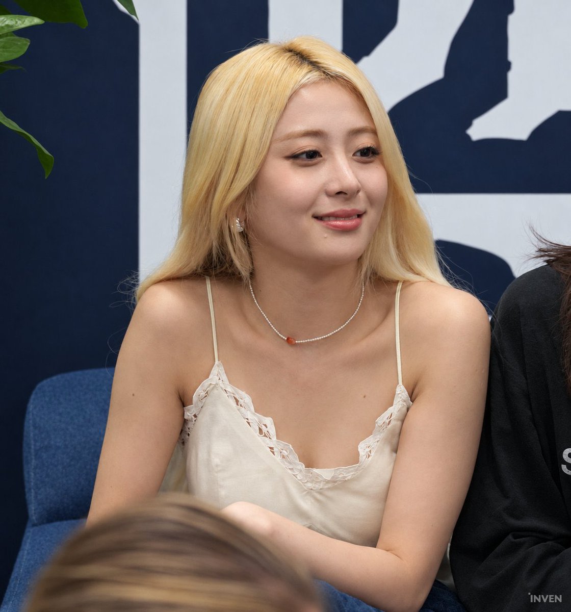 sunloverhuh's tweet photo. I CAN’T EVEN DESCRIBE HOW GOOD YUNJIN LOOKED AT BLIZZCON https://t.co/1HivQaMfMb