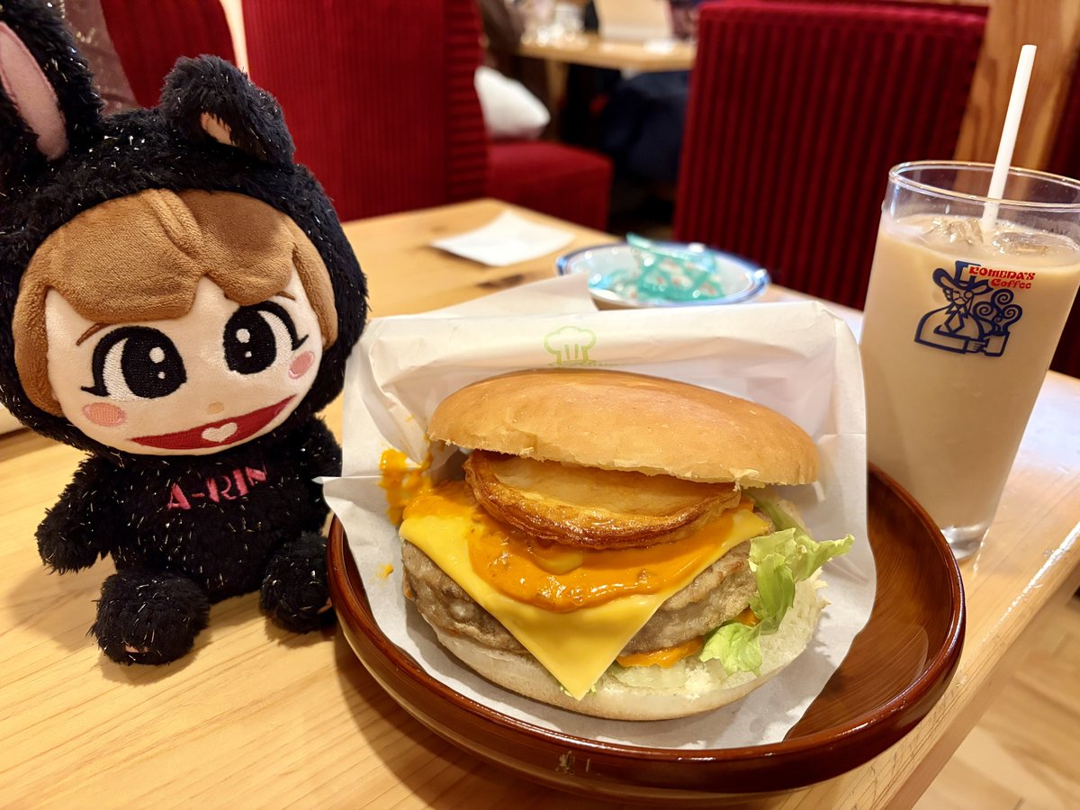 MOON_PEACH1997's tweet photo. ライブ前の腹ごしらえ

コメダさん安定の写真よりデカい
おかげさまでお腹いっぱいです

美味しかったので完食です😋

#コメダ珈琲店
#お月見フルムーンバーガー https://t.co/meZRKL5fOR