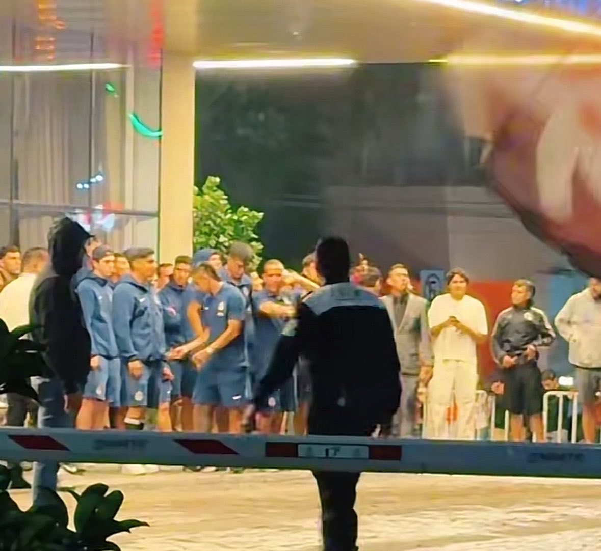 El_Lic_DelAmor's tweet photo. Migajas de Brian Gutiérrez en la serenata 😱🤣 hasta tuve migajas #Briego porque andaban usando una gorra similar , no se veía bien el en vivo pero Brian estuvo disfrutando de la porra de la afición junto con Santi , Bryan , Ledezma 🥹🥰🍓 https://t.co/c92Q5GGr6A