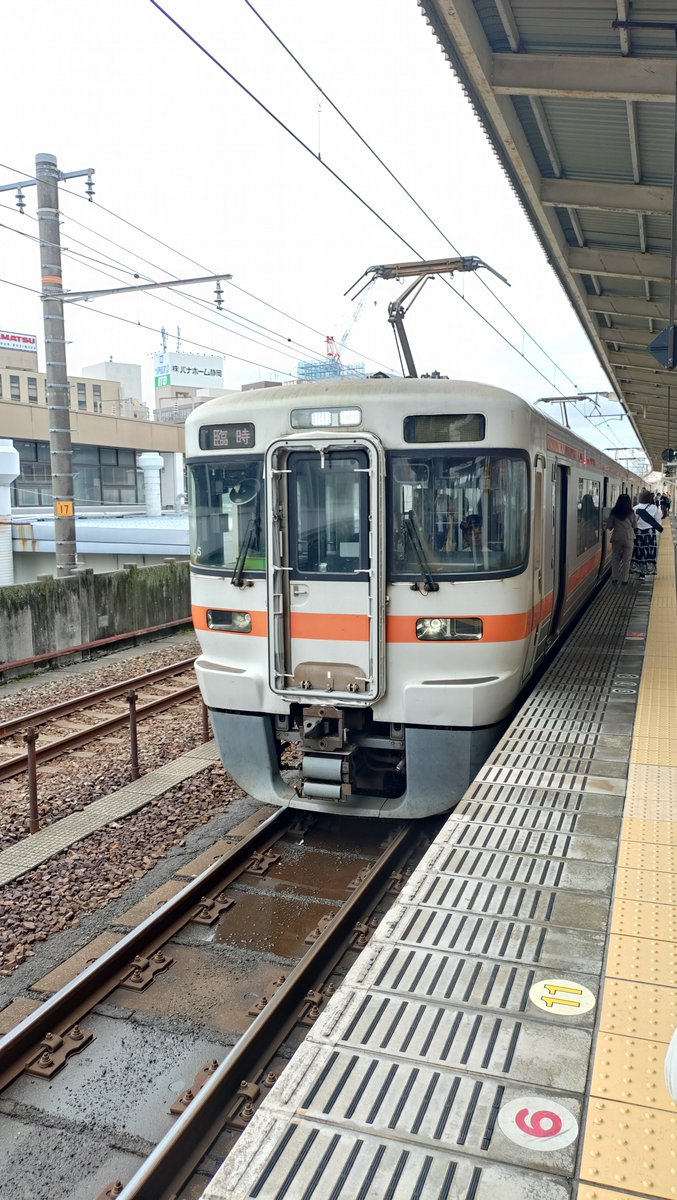 kaitoku338's tweet photo. 浜松駅で313系1300番台の臨時急行アンサンブルトレイン草薙号草薙行きを見てきました。種別行き先表示は臨時でした。車内には楽器がありました。
9410M L5+L3 https://t.co/8MQmIdmhiT