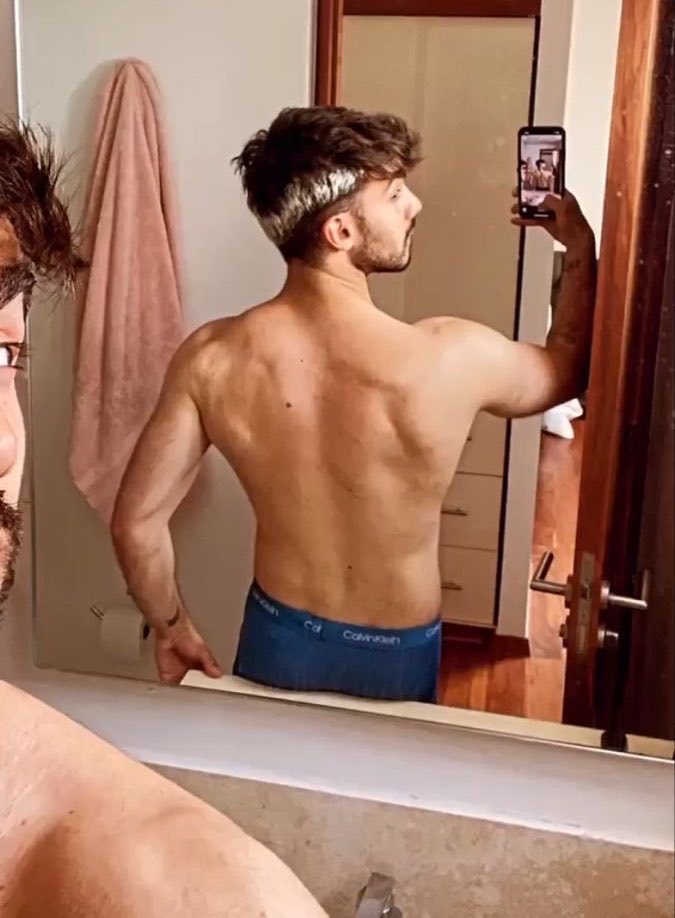 PornoMexnu's tweet photo. Fede Vigevani o Peso Pluma? A quien le lamerían la espalda, meter sus narices en medio de sus culos de machos, oler y absorber sus aromas apestosas y masculinas 😵‍💫
#porno #morboso #hot #gay #fetiche #pesopluma #fedevigevani https://t.co/zvfPBrlRSs