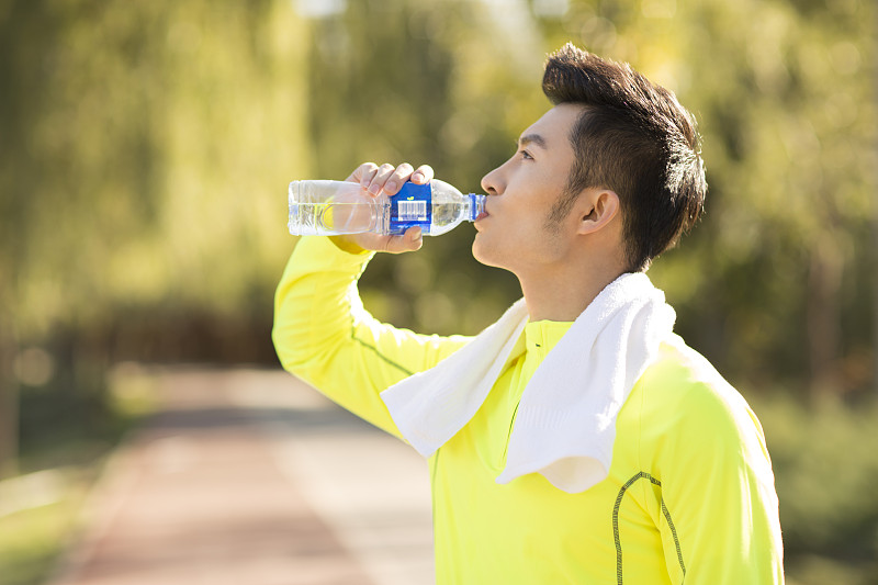 jerry_edit80537's tweet photo. Small daily steps add up to big health wins! Drink 8 cups of water, take a 10-min walk, and eat one veggie at each meal—your future self will thank you.， https://t.co/LvBGr7Kd6Y