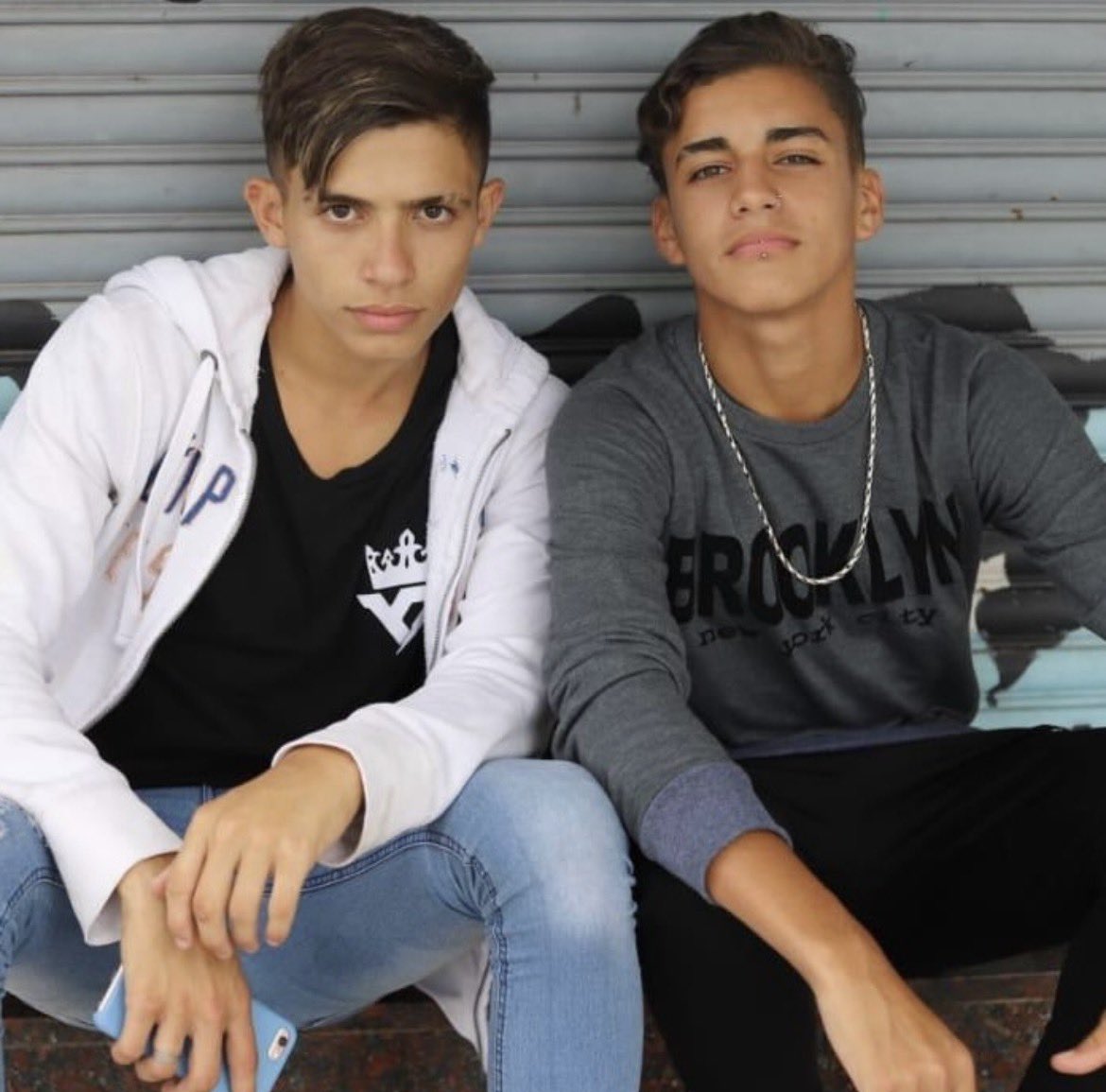 catedraadeamoor's tweet photo. Au ROZE 🌹

Rocco y Eze habían sido novios a los 13 años, eran chicos y duraron apenas unos meses… seguían siendo compañeros de curso, pero ya ni hablaban, años después, en el viaje a Bariloche, volvieron a ser amigos, “mejores amigos” https://t.co/go5Ka08S7H
