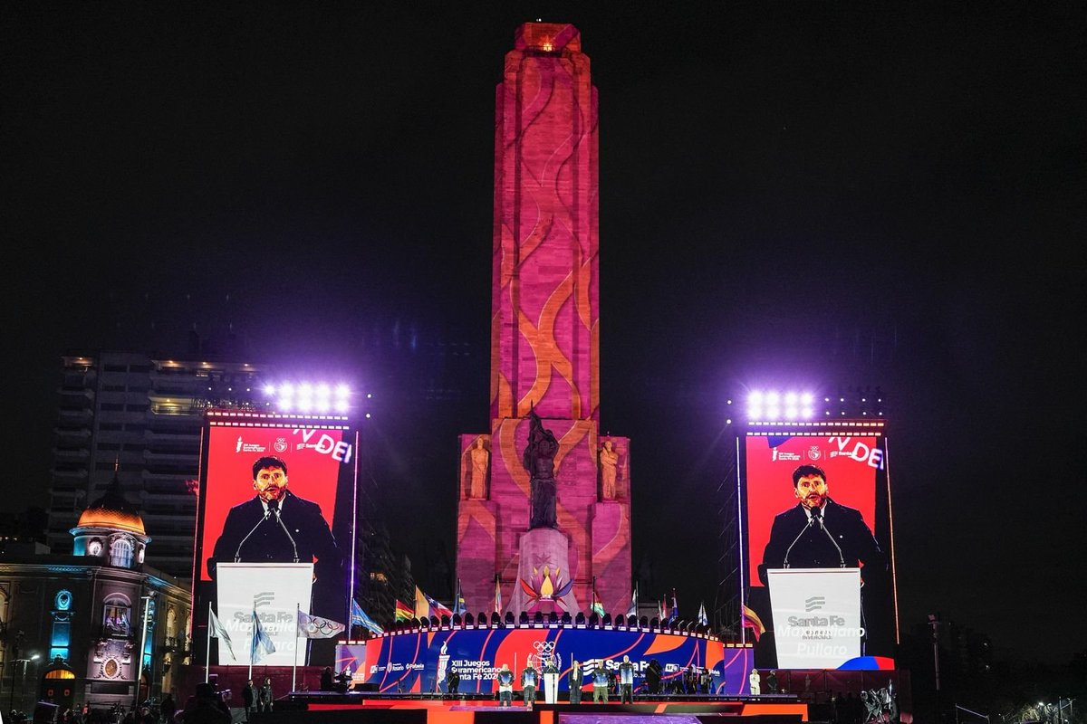 LuisGasulla's tweet photo. Santa Fe pasó de ser la provincia más insegura a organizar una competencia deportiva internacional para 4.000 atletas.
En Rosario,  Pullaro presentó la fiesta mientras que  os indicadores de
violencia son los más bajos de los últimos 30 años.
Este sábado, en el Monumento a la Bandera, con un show con los artistas más
renombrados de la Argentina, quedaron naugurados los XVIII Juegos Sudamericanos, que
tendrán como sedes paralelas a Rafaela y a Santa Fe Capital.