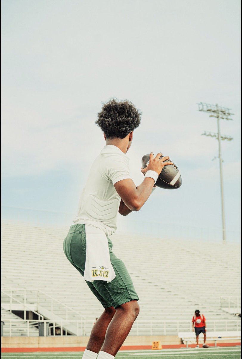 MathewsKen37056's tweet photo. Just gotta keep working for everything #goals #Qb https://t.co/tlgG7XKYdt