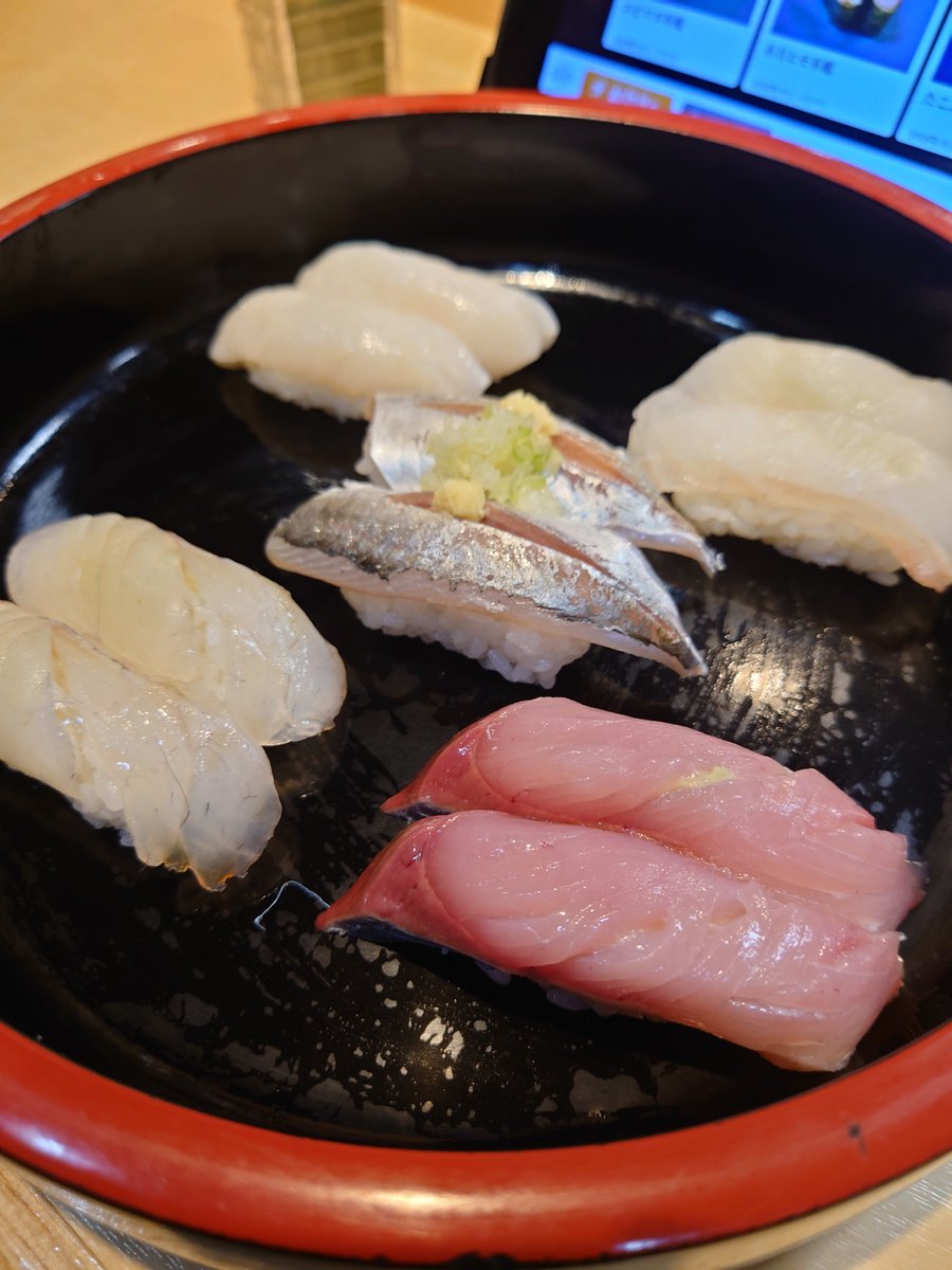 mifuu2121's tweet photo. 昨日三浦海岸らへんの海鮮って言うお寿司屋さんにお昼ごはんつれてってもらったよ！
スシローやらも高くなったので逆にお買い得感を感じました！美味しくて！マグロ盛りセットみたいなの、夢中で半分食べてしまってからハッ写真！となりましたです　甘さを感じてむぅ～ふ〜って顔になります https://t.co/MAAAbYGPYf