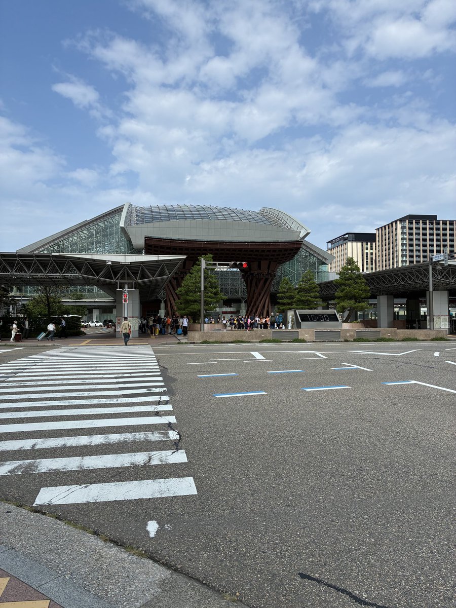sipponyago's tweet photo. 初金沢駅　車で。駅中お店いっぱい https://t.co/xdTBS3jZFL