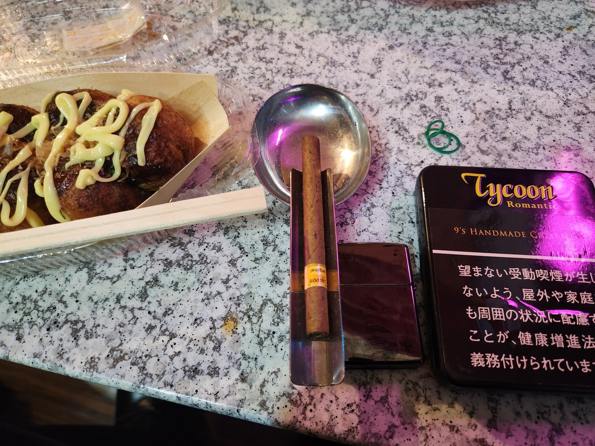 cigarsnake1216's tweet photo. タイクーンと銀だこ🐙
面白い組み合わせをコークハイで！
美味すぎる！

 #葉巻  #タイクーン  #銀だこ  #シガースネーク https://t.co/FYQ9v6E8wE