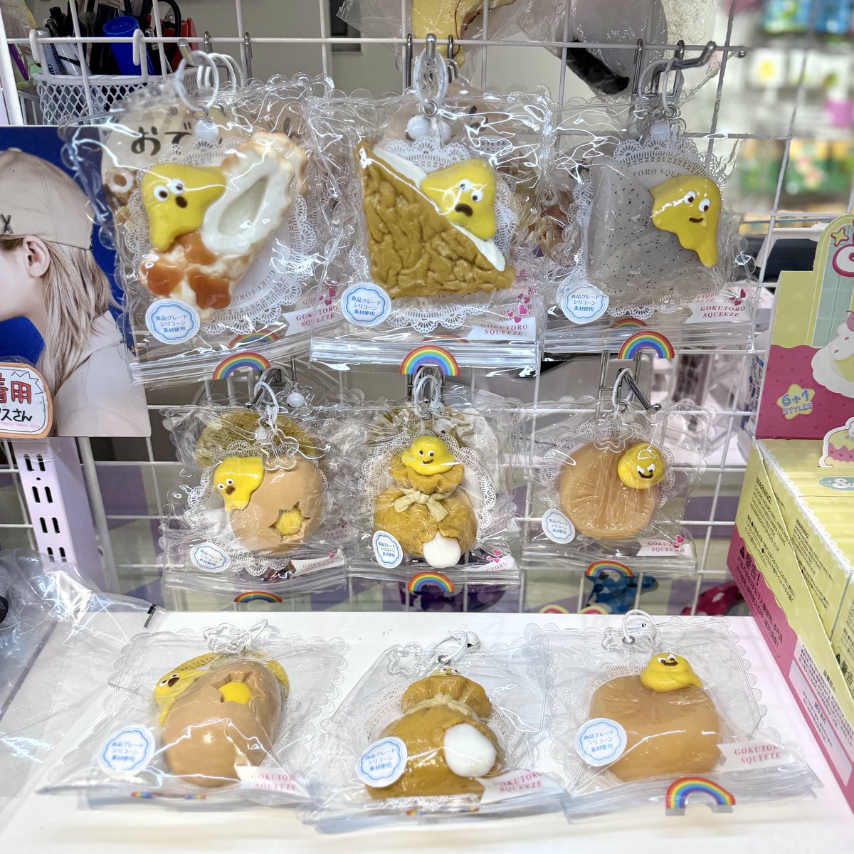 SHIBUYA109NET's tweet photo. PJ_Cに前回即完売した｢sweet puni  もちもちスクイーズ｣が登場.ᐟ.ᐟ✨
他にも、インパクト抜群の｢極とろスクイーズシリーズ おでん｣も展開中🍢⋆˙⟡ https://t.co/RuTiCcxE18