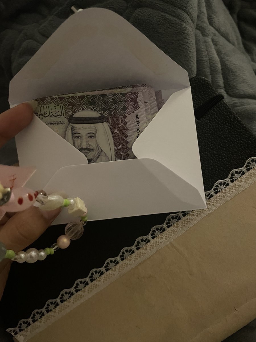 sttrroo's tweet photo. لا بس صديقتي دفعت عني بشي واستحيت ارجع
فلوسها كذا https://t.co/82iVIL2dCs