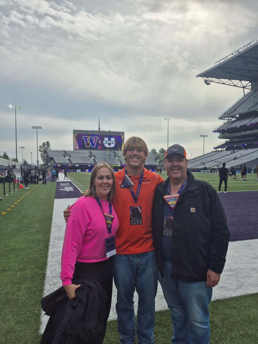 BertramLatta's tweet photo. Thank you to @CoachCRAW and @UW_Football for having me out to the game day today! Was a fun game and a great win for the Huskies.@JordanJ_ @AndrewNemec @MichaelSwitzer  @CoachKaufusi @NOmbrellaro https://t.co/qz8junhxEm