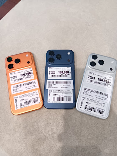 worldmobile0022's tweet photo. 【この投稿も対象】Nintendo switch 1円リポストキャンペーン実施中！（※詳細は固定ポスト等をチェック！）

話題のiPhone 17 Pro（256GB）が… なんと全カラー揃って店頭に登場しました💥
🍊コズミックオレンジ 🟦ディープブルー ⚪シルバー

バッテリー状態も驚異の100%🔋✨ 人気色を実際に見て選べる大チャンスです！
お目当てのカラーはお早めに🏃‍♂️💨
\当店ではアルバイト大募集中!/ \未経験の方でも大歓迎!/

\まずはお電話を!→03-5843-3028/
ゲオモバイル365Plus1池袋駅東口店 マップ →https://t.co/zOeF4LH8XR
