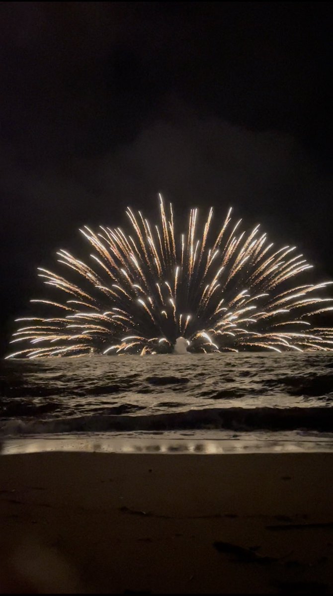 lovejam723's tweet photo. 海花火🎆上空曇ってて高い花火が雲に隠れちゃってたけど今年もめちゃ綺麗だった！ https://t.co/Pjc4e3Pr1o