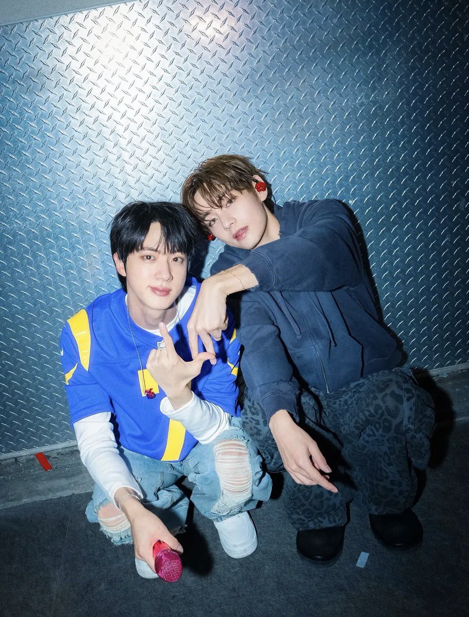 taejincidio's tweet photo. seokjin ha dedicado un feed entero con tres fotos exclusivas al lado de taehyung, esta es su forma de confirmar yo lo sé https://t.co/sP8BkDO0aH