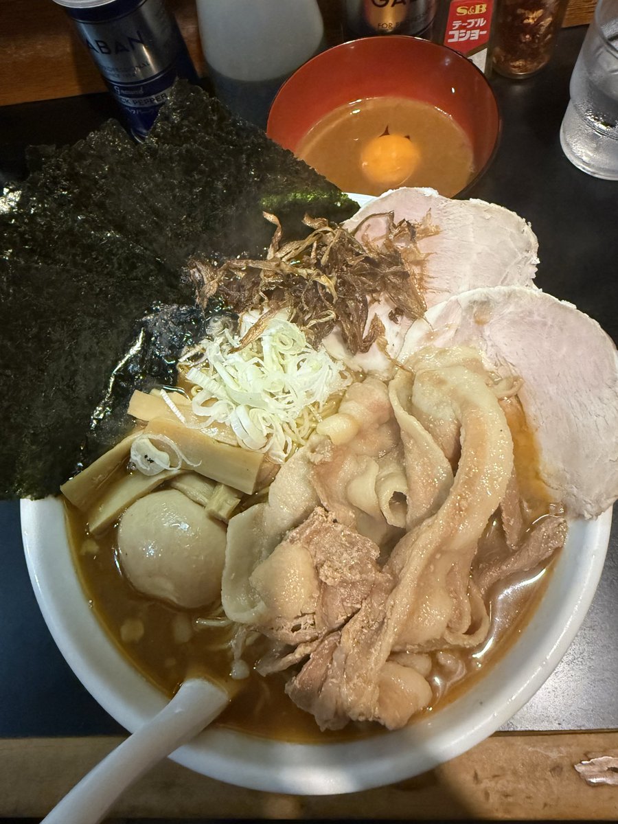 oosakaoyabun's tweet photo. 一条流がんこ総本家分家四谷荒木町にてオマール海老12kg100 SPラーメン大盛、つけ玉、海苔。
外にまで漂う海老の香りはスープにもバッチリ出ています😄
オマール海老味噌ソースも加えるとめちゃくちゃ好みの味わいになりました♪
今日のラーメンいろんな人にに食べていただきたい一杯でした！ https://t.co/KZEEOH4N3U